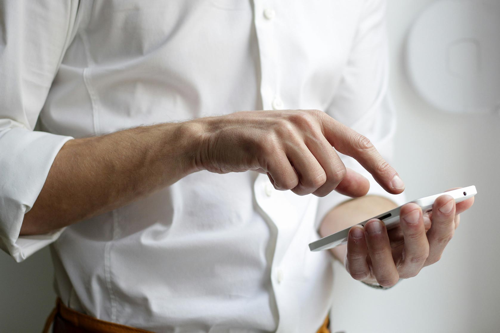 un homme faisant une recherche sur son téléphone